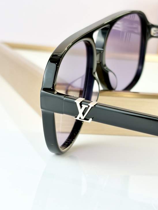 Picture of Louis Vuitton Sunglasses _SKUfw81854707fw